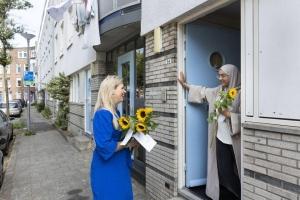 Bewoner doet de deur open